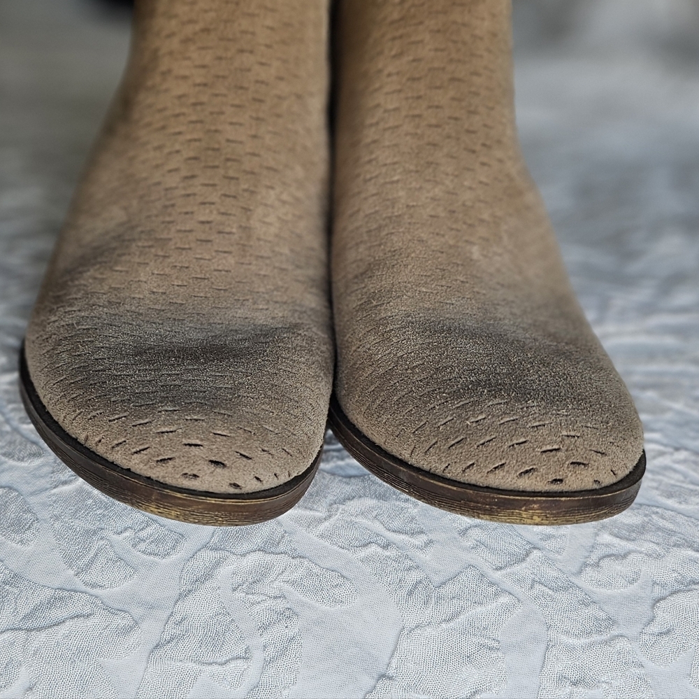 Lucky Brand 8.5 Tan Beige Suede Booties Ankle Boots - Picture 5 of 9